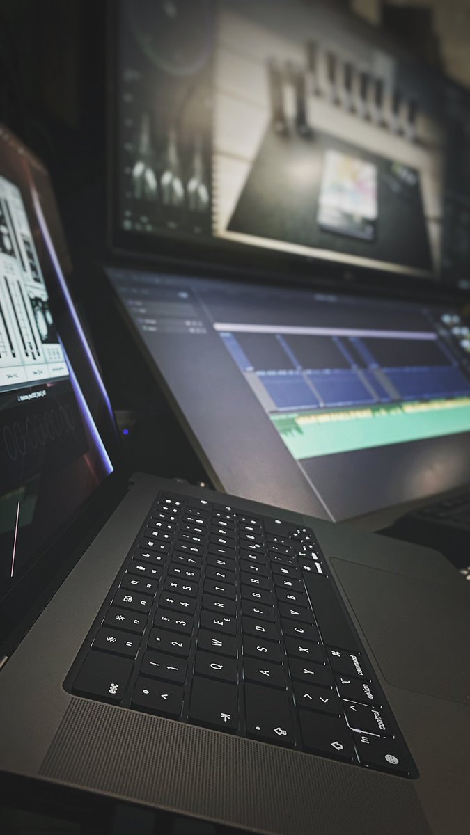 michaschmidt's tweet image. the „downside“ of the new 2021 MacBookPro M1 Max and not having a MacMini Fan and a not a eGPU RX5500 running in the „background“… now it’s almost too quiet in my „edit suite“ 😅🤪✌🏻 #MacBookProM1Max #MacBookPro2021 #PostDontStop #FCP #FinalCutPro #PostChat