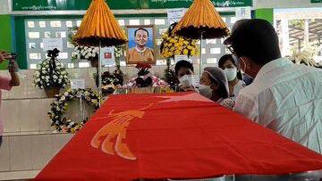 AlexMyanmar13's tweet photo. A funeral for NLD spokesperson Monywa Aung Shin was held at Yangon’s Yayway Cemetery on Tuesday afternoon. About 50 people, including members of political, media and literary circles, attended the ceremony. #Nov30Coup #WhatsHappeningInMyanmar https://t.co/GjO6c1TIfy