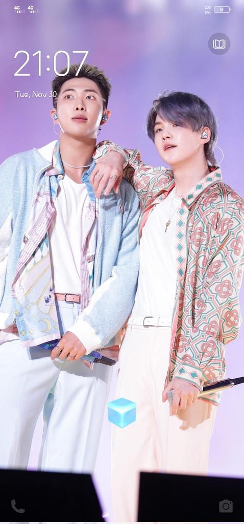 j_ann08's tweet photo. Arrrgggg 😂
The funny fact that I really do loved saving their pictures;
Darn that " low on memory space'😅
Have no choice than phone reset and this 3 pics below keeps me hanging on the line 😁
Yes, that's love💜
My Keypad theme,my phone wallpaper and my lock screen 💜@BTS_twt https://t.co/s26lbaLCL7