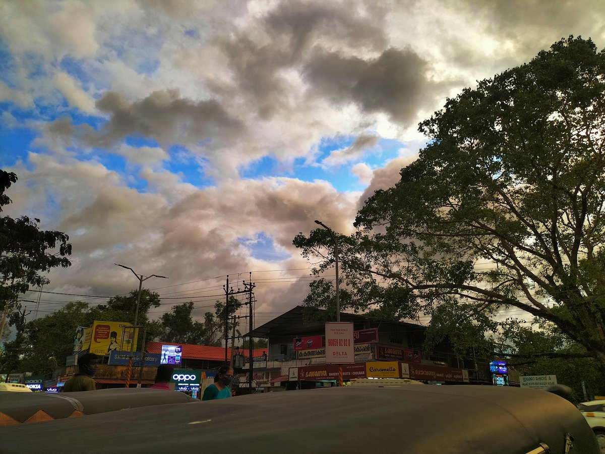പണ്ട് മഴ വരാൻ കൊതിച്ച നമ്മൾ ഇപ്പോൾ വെയിൽ വരാൻ കൊതിക്കുന്നു നമ്മുടെ ഓരോരുത്തരുടെ മനസ്സ് പോലെ പ്രകൃതിയും