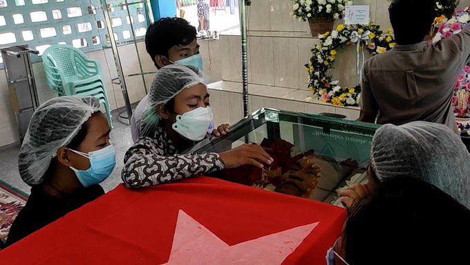 AlexMyanmar13's tweet photo. A funeral for NLD spokesperson Monywa Aung Shin was held at Yangon’s Yayway Cemetery on Tuesday afternoon. About 50 people, including members of political, media and literary circles, attended the ceremony. #Nov30Coup #WhatsHappeningInMyanmar https://t.co/GjO6c1TIfy