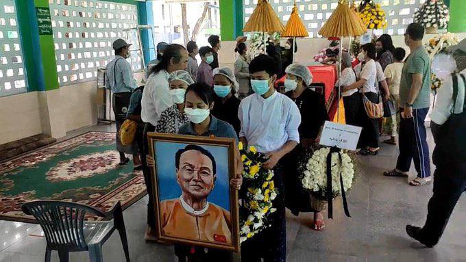 AlexMyanmar13's tweet photo. A funeral for NLD spokesperson Monywa Aung Shin was held at Yangon’s Yayway Cemetery on Tuesday afternoon. About 50 people, including members of political, media and literary circles, attended the ceremony. #Nov30Coup #WhatsHappeningInMyanmar https://t.co/GjO6c1TIfy
