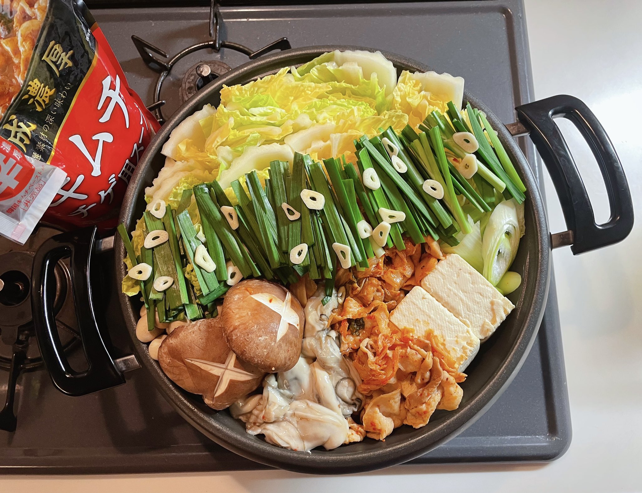 おりえ 白菜をたっぷり食べたい夜は決まって鍋を囲んでる気がする モランボンのキムチ鍋つゆが好きで今年も 牡蠣を入れるのはマストになりつつある T Co Qw7uvafm7n Twitter