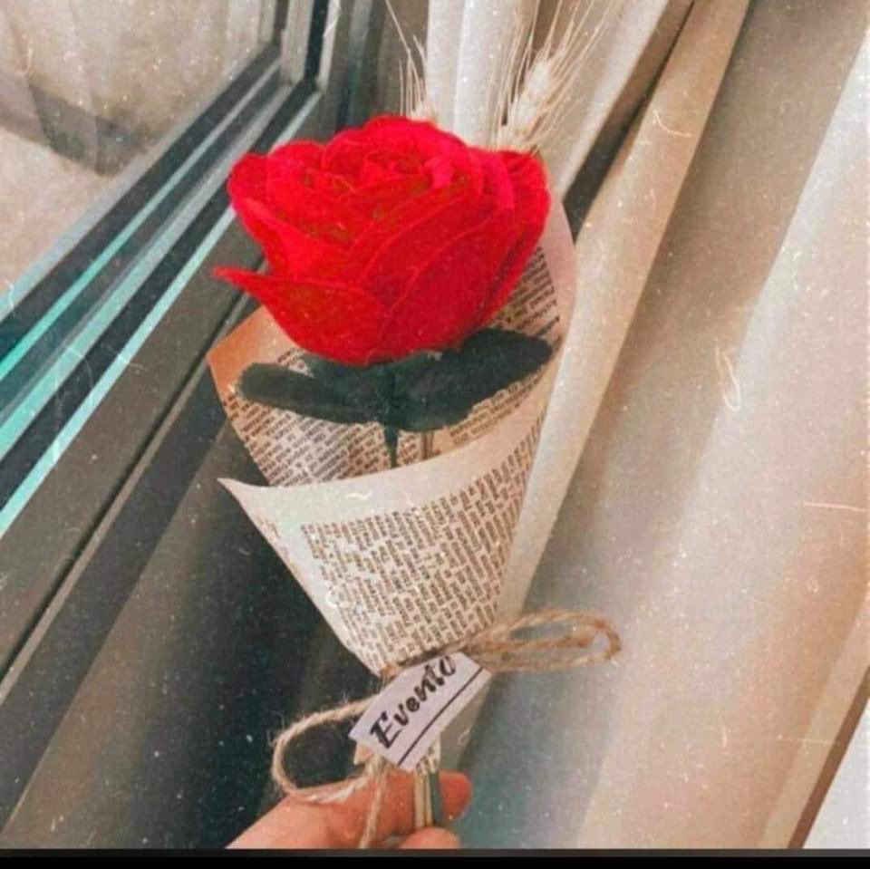 ml_e11's tweet photo. وهاتلي ورده وقولي بصي وحشاني ..❤ https://t.co/gur2ZdKkGq