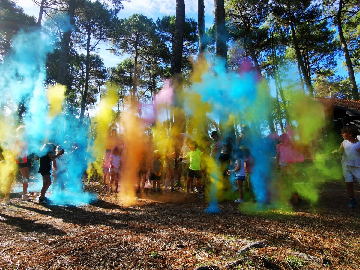 Sensibilisation à la protection de la nature, entretien du potager, mini-ferme, créations recyclées, color run...➡️le Slow Club ☺️🌿
#moments #environnement #slowvillage #biscarrosselac