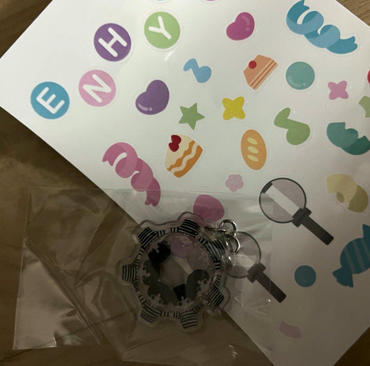 #영원히_함께할_엔하이픈의_1stAnniversary 스티커만 보면 눈돌아가는데 스티커 특전이라 넘 좋았어요 🥺 키링도 귀엽구 스페셜메뉴 주문했는데 쿠키가 너무맛있어요 🥳🥳 이거말고도 엄청 많이 주셨는데 사진을 안찍어서 … 🥺 카페 꾸며주셔서 감사합니다!♥️