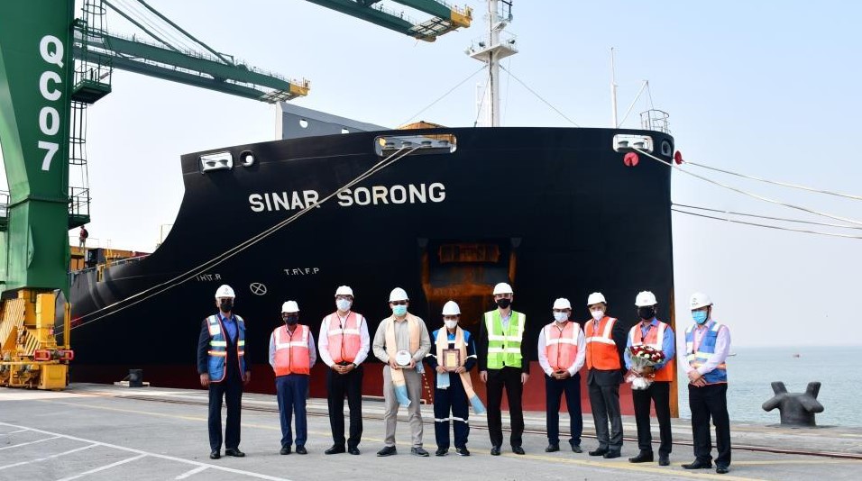 portwings's tweet photo. #PSAMumbai Welcomes New Service From #Samudera, Achieves Three Million TEU Milestone via @portwingsnews https://t.co/yTBerw6wpo 
@Siva_Kaliannan @Mike_Formoso @Temasek https://t.co/GWYlBc6q5c