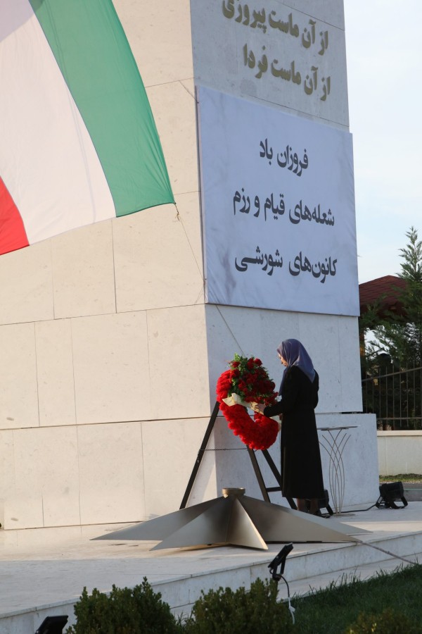 MasumehBolurchi's tweet photo. هركس كه از قيام هاي مردم ايران براي آزادي حمايت ميكند، 
هركس كه خواهان سرنگوني رژيم ولايت سفيه و قتل عام و سركوب است
هركس كه چشمانش به واقعيت فداكاري و جنگندگي و تسليم ناپذيري بي وقفه مجاهدين درزندان ها و همه صحنه هاي نبرد براي آزادي مردم باز است ميگويد #MEK #WeSupportMEK https://t.co/0loDUW7zlo