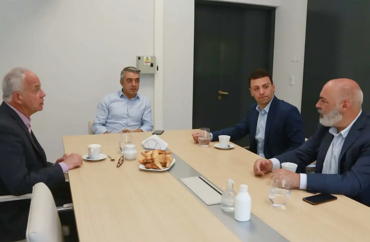 SebaBragagnolo's tweet photo. Junto a @gerardosinis y Sebastián Barrera seguimos fortaleciendo el vínculo con @gcba 🇦🇷.

Seguimos trabajando en equipo, favoreciendo el intercambio de buenas prácticas que nos permiten consolidar la transformación que estamos realizando en Luján.  ¡Gracias por la visita! https://t.co/HTSjUQCQ7Q