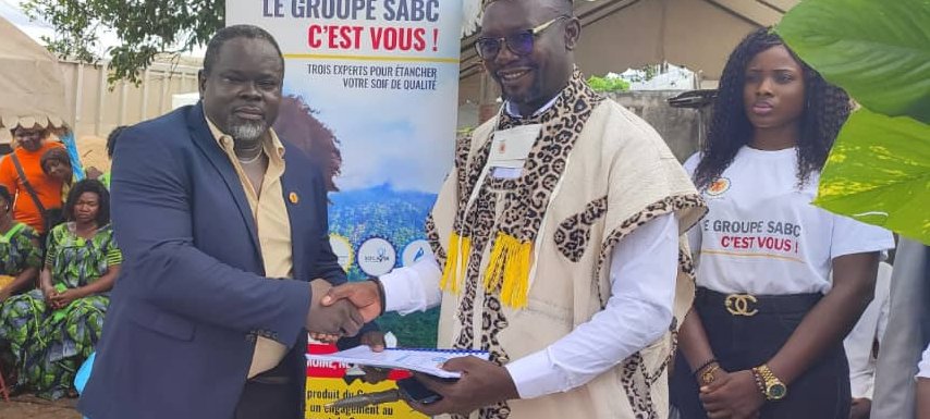 ForYou_Media's tweet photo. Reconstruction du Nord-Ouest et du Sud-Ouest Cameroun.  les sociétés anonymes des brasseries du Cameroun lève un montant de un milliard de FCFA.
ForYou Media https://t.co/buirGxuXN9