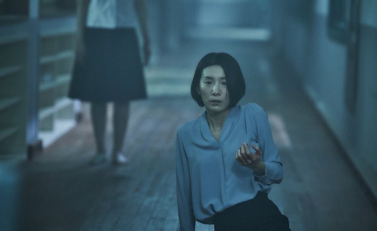 ColetteBalmain's tweet photo. #NowWatching #WhisperingCorridors6 #TheHumming #여고괴담여섯번째이야기 #모교. One of the best in the series. Great directorial debut #LeeMiYoung &amp; wonderful, complex acting from #KimSeoHyung as the protagonist, whose memories of girlhood are tied up with unbearable trauma. https://t.co/YYMv5CtgQ4