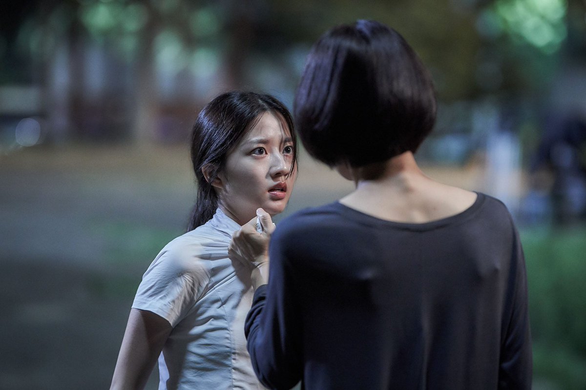 ColetteBalmain's tweet photo. #NowWatching #WhisperingCorridors6 #TheHumming #여고괴담여섯번째이야기 #모교. One of the best in the series. Great directorial debut #LeeMiYoung &amp; wonderful, complex acting from #KimSeoHyung as the protagonist, whose memories of girlhood are tied up with unbearable trauma. https://t.co/YYMv5CtgQ4