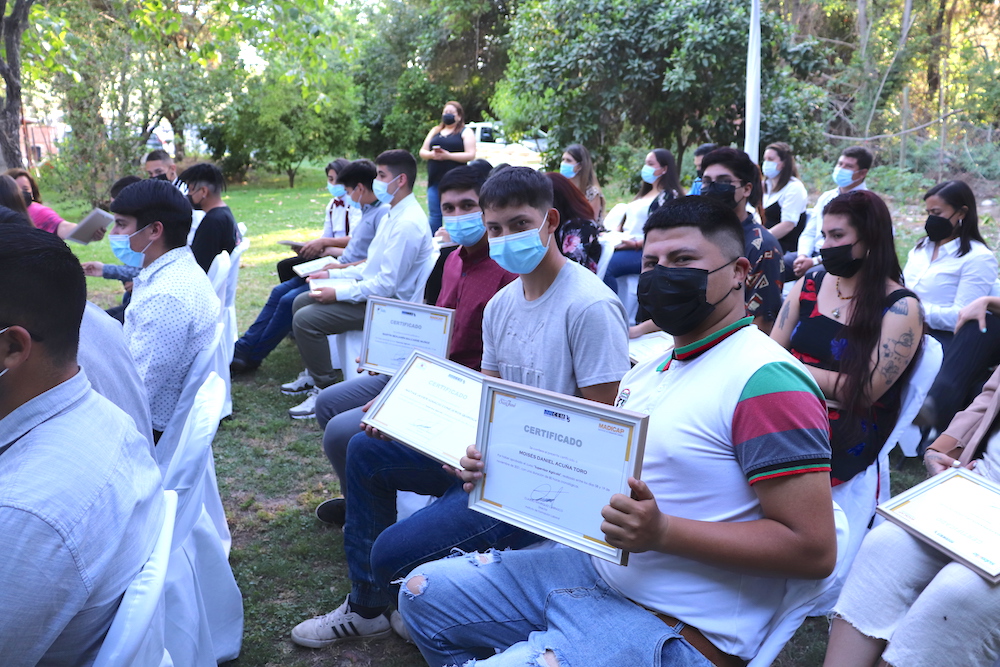 NewsFDCcl's tweet photo. Otic Agrocap, CEM y grupo de exportadoras de frutas apoyan capacitación de  Jóvenes como Supervisores Agrícolas https://t.co/T7bTHQLKQC 
@cemaipo  #exportadoras #capacitación #jóvenes  #frutas @oticagrocap @FrusanC #subsole  #AgrícolaLahuen @Unifrutti  @AgrícolaSanJose https://t.co/rzH5QNAaXC
