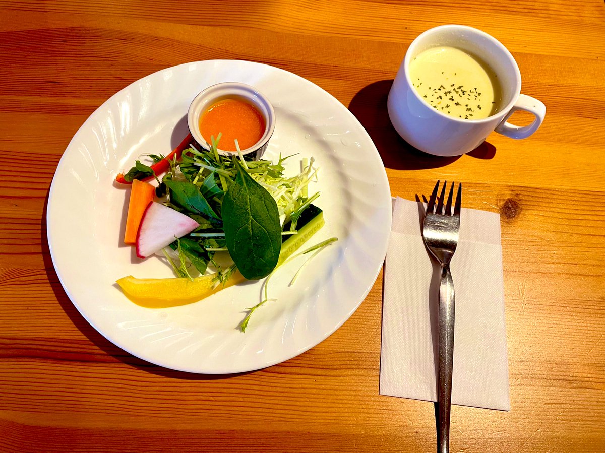 C3_tAtakikome's tweet photo. 今日のランチ🍽
母の映画観たいご要望に応え夜勤明けのわたしでしたが😂空いてる映画館ならと入間へ。
映画観る前にジョンソンタウンの #recipe2 さんへ😊
ハーブを使ったお料理や、エキナセアのハーブティーもとても美味しかった～💕内装もすき
調べて行った訳でもなくフィーリングで入ったら大正解🙌 https://t.co/dVVIkSx3RR