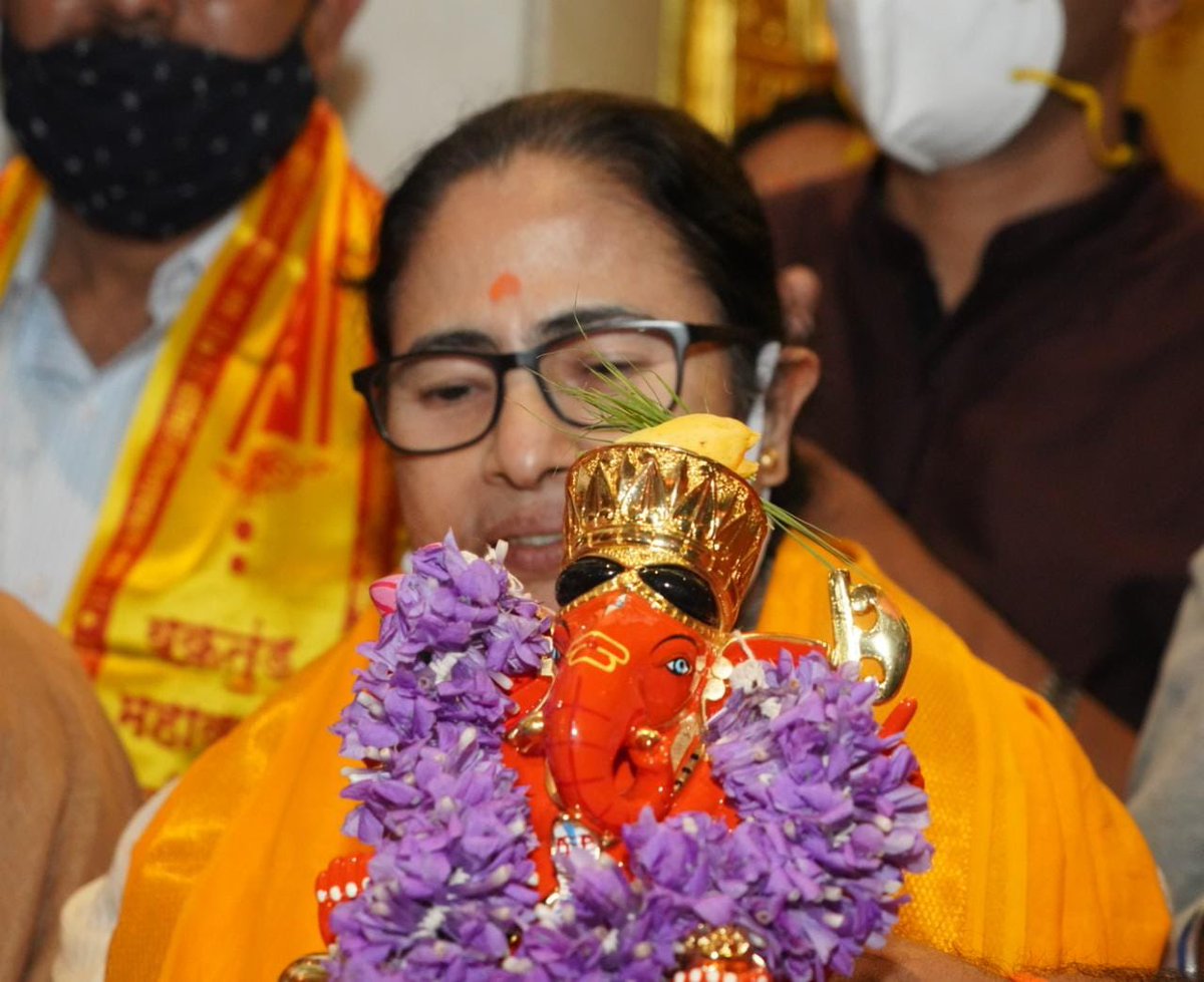 AITCofficial's tweet photo. Today, our Chairperson @MamataOfficial visited Shree Siddhivinayak temple in Mumbai and prayed for the good health and well-being of the people of India.

A few glimpses from the visit 👇🏼 https://t.co/iFtKvnOwdN