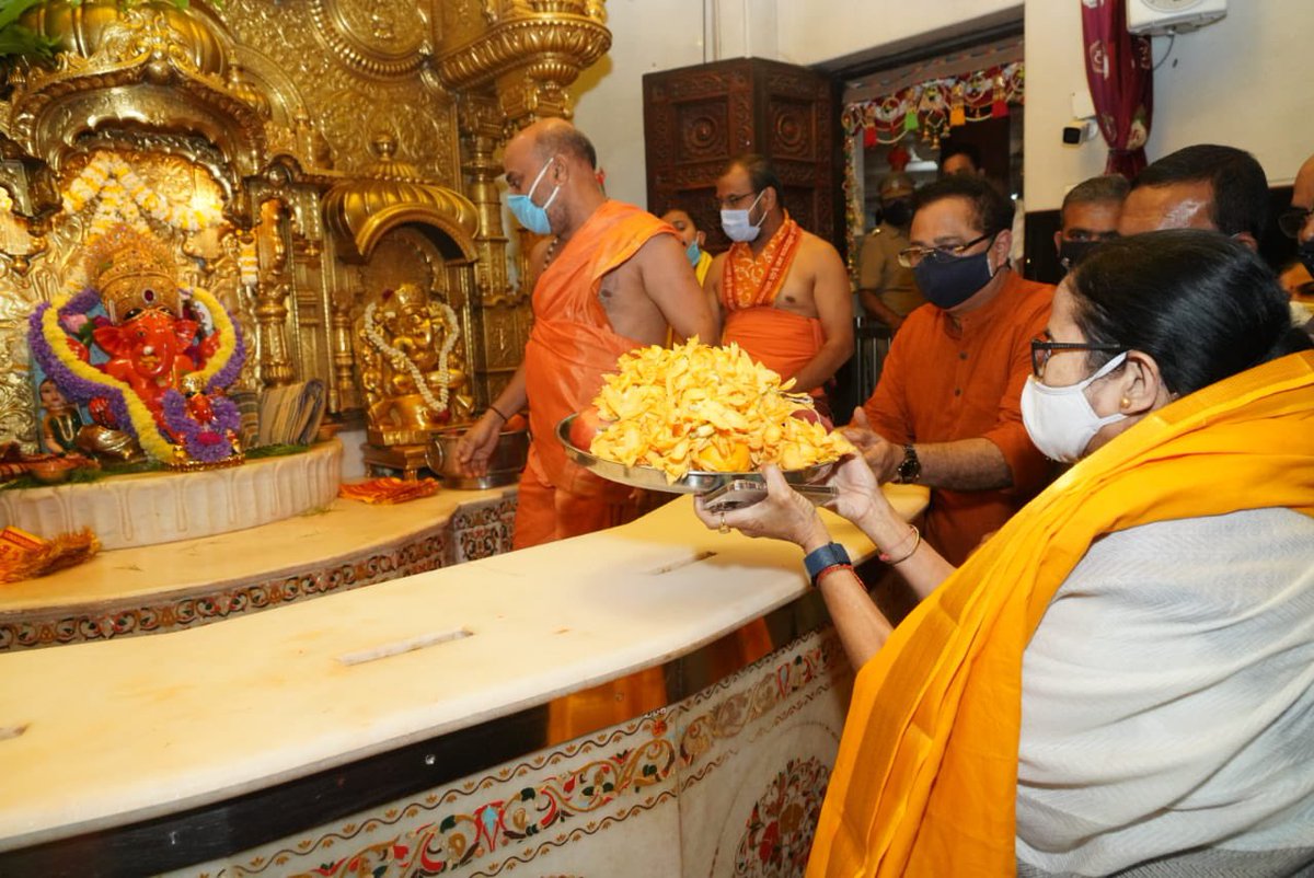 AITCofficial's tweet photo. Today, our Chairperson @MamataOfficial visited Shree Siddhivinayak temple in Mumbai and prayed for the good health and well-being of the people of India.

A few glimpses from the visit 👇🏼 https://t.co/iFtKvnOwdN