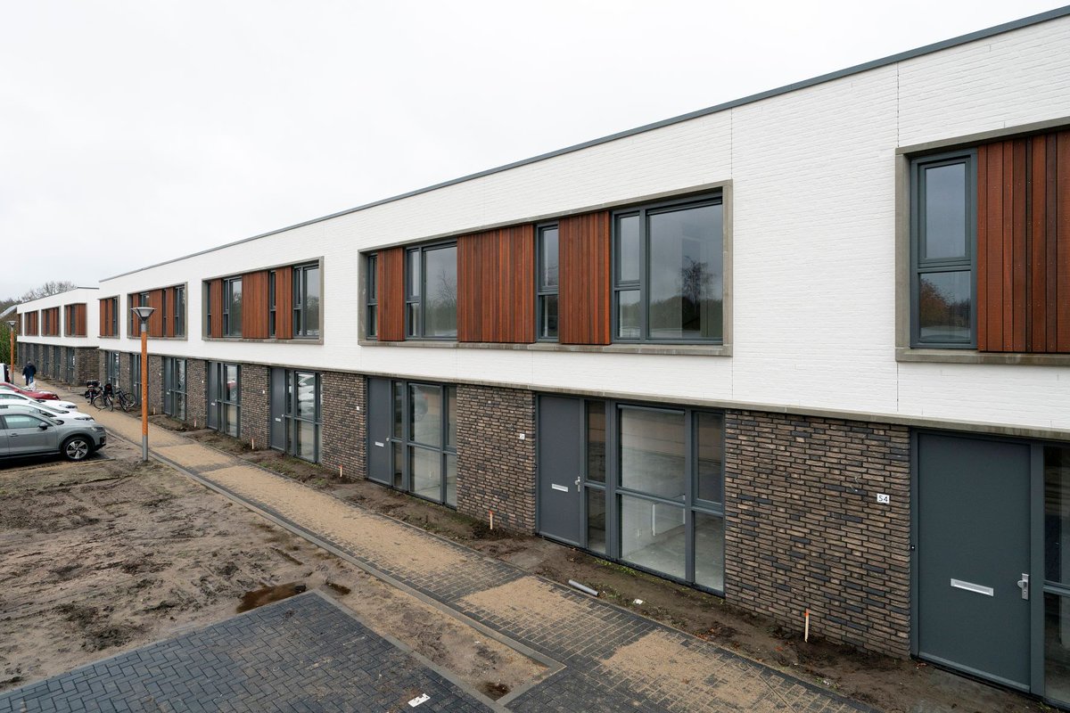 21 mooie, nieuwe huurwoningen voor #Berghem! Vandaag ontvingen de bewoners de sleutel van hun nieuwe huis. De eengezinswoningen staan aan de Koolzaadweg in de wijk #Piekenhoef en zijn van alle gemakken voorzien. Wij wensen de bewoners veel geluk! #nieuwbouw #Oss #betaalbaarwonen