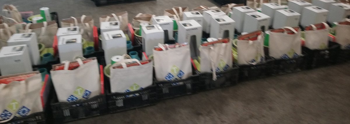 Super match: 78 cadeaupakketten voor verschillende stichtingen! Met dank aan @ikea <a href="/Baren_Uitdaging/">B'drechtse Uitdaging</a> @kooksaam @kookkracht @VWZuidwest <a href="/JSassenheim/">Ontmoetingswerkplaats De JoJo</a>  <a href="/VanDoorenTrans/">Van Dooren Transport</a> @deleeuwflowerbulbs @lcbollenstreek #gemeentehillegom #gemeentelisse  #gemeenteteylingen