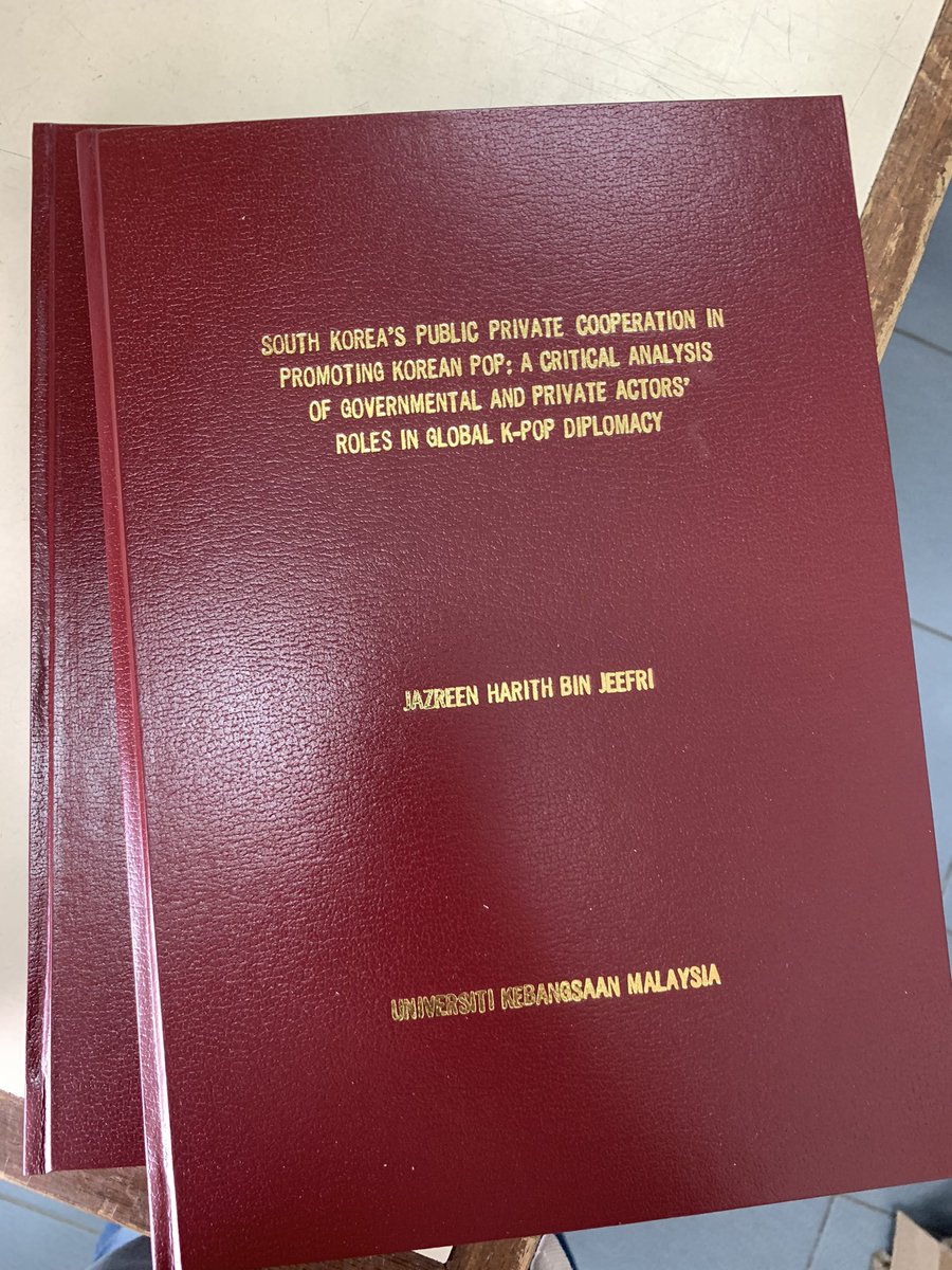 fanboyeol_'s tweet photo. Dedicated my K-Pop thesis for EXO and got myself a first class master’s degree 😚 this one’s for you @weareoneEXO and EXO-L  💖 https://t.co/5RuzYihn1x