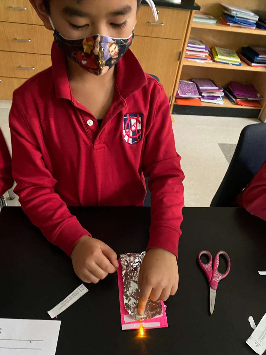 CedarHillPrep's tweet photo. Third graders were introduced to electricity as a form of energy. In this activity, the students built a flashlight, investigated how electrical energy requires a circuit, and made their own mini flashlights from LEDs, button batteries, and strips of aluminum foil.
#science https://t.co/TJO7hnxEfk