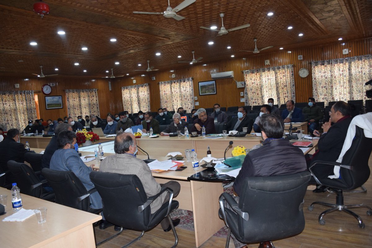 DC_Budgam's tweet photo. Pr. Secy to Govt. PDD @kansalrohit69 visits Budgam. Takes stock of Power Scenario of District. Instructs Concerned PDD officials to adhere to Curtailment Schedule, no Deviation acceptable. Urges public to Cooperate, not to indulge in illegal hooking.
@diprjk 
@shahbazmirza9 https://t.co/wyqlwEunWz