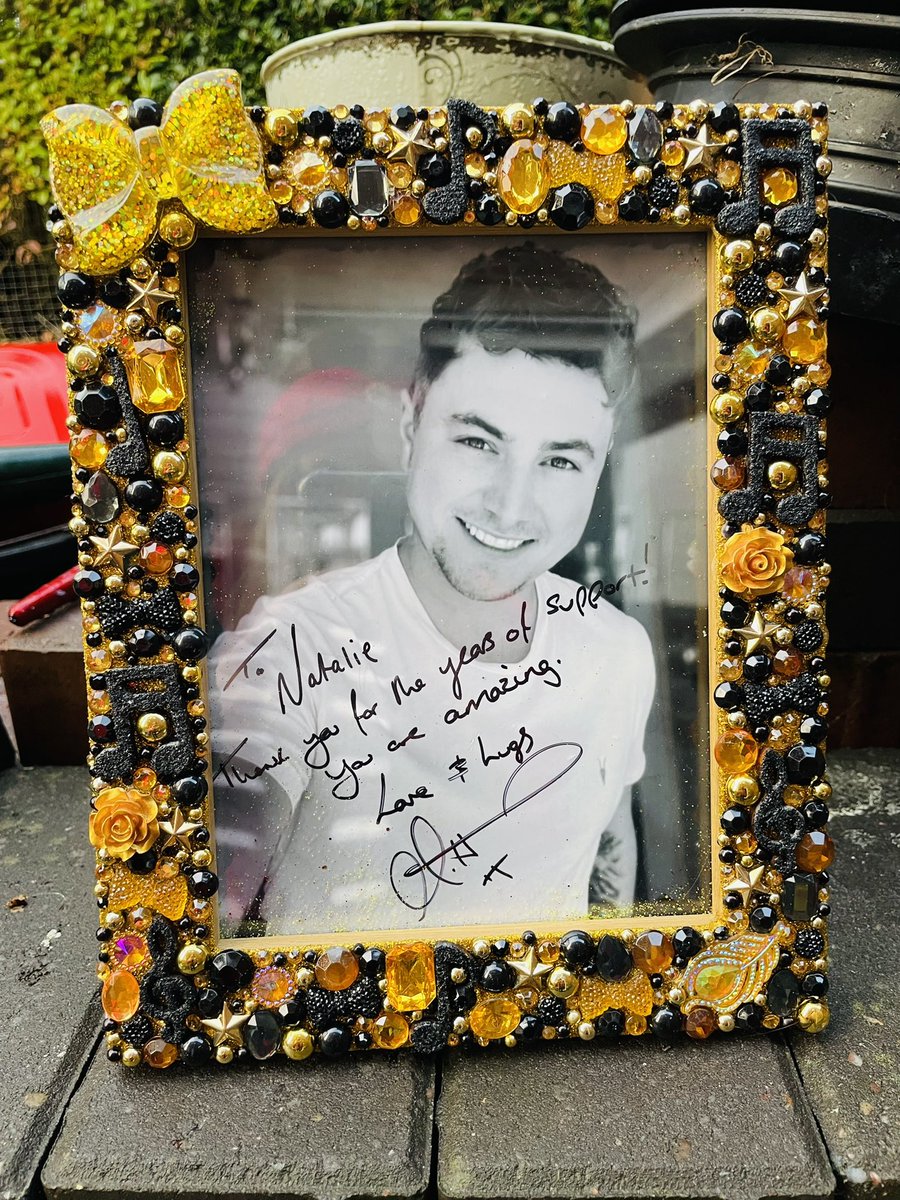 NatalieEdex's tweet image. Finished this black and gold frame to put my lovely signed photo of Matt in 😍😍😍 🖤💛 #shiningshimmeringsplendiddesigns #customphotoframes #blackandgold #music #sparkleandshine #etsyshopuk #etsygifts #smallbusinessuk