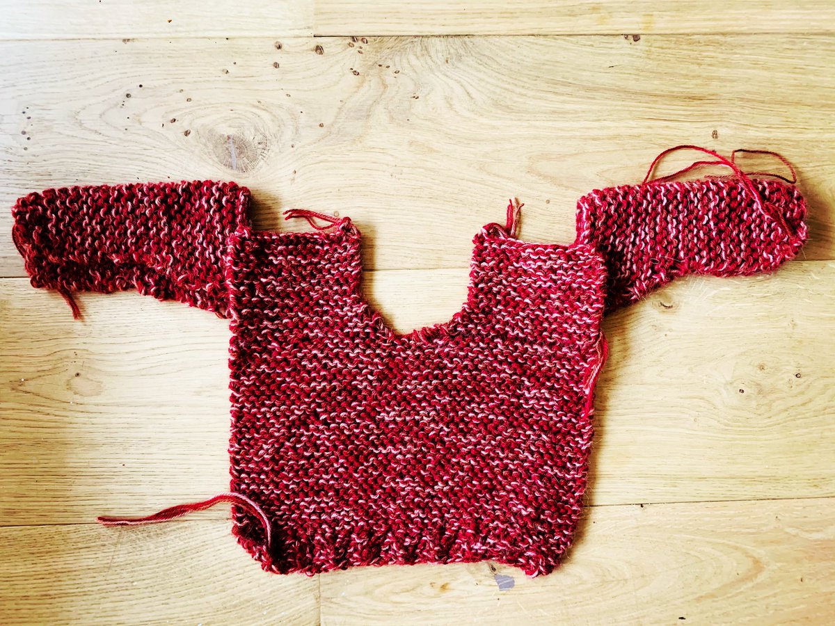 Ik brei dus sinds kort pretentieloos en therapeutisch. Ik ben er zelf vrij content over, totdat een zeker iemand me er op wees dat mijn oudste op Hans Spekman begint te lijken. Hier een Hans Spekman truitje in de maak voor de jongste #hansspekman #alpaca