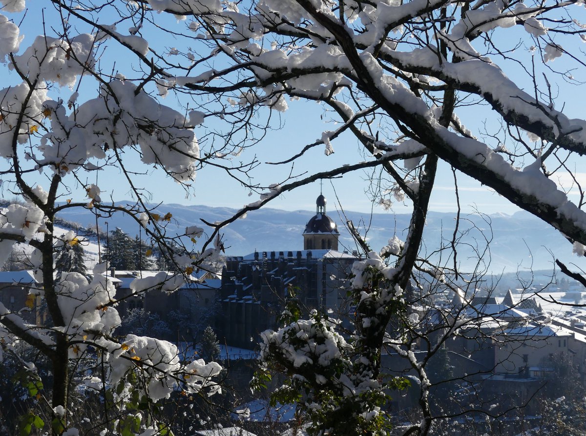 MuseeStAntoine's tweet photo. [La neige s'invite à Saint-Antoine-l'Abbaye]
Le village médiéval revêtu d'un blanc manteau sous un magnifique ciel bleu et le soleil pour sublimer le tout... pour le plaisir des yeux !
#isère
#cultureisère
#museesdepartementauxisère https://t.co/4xzp2MsvwK