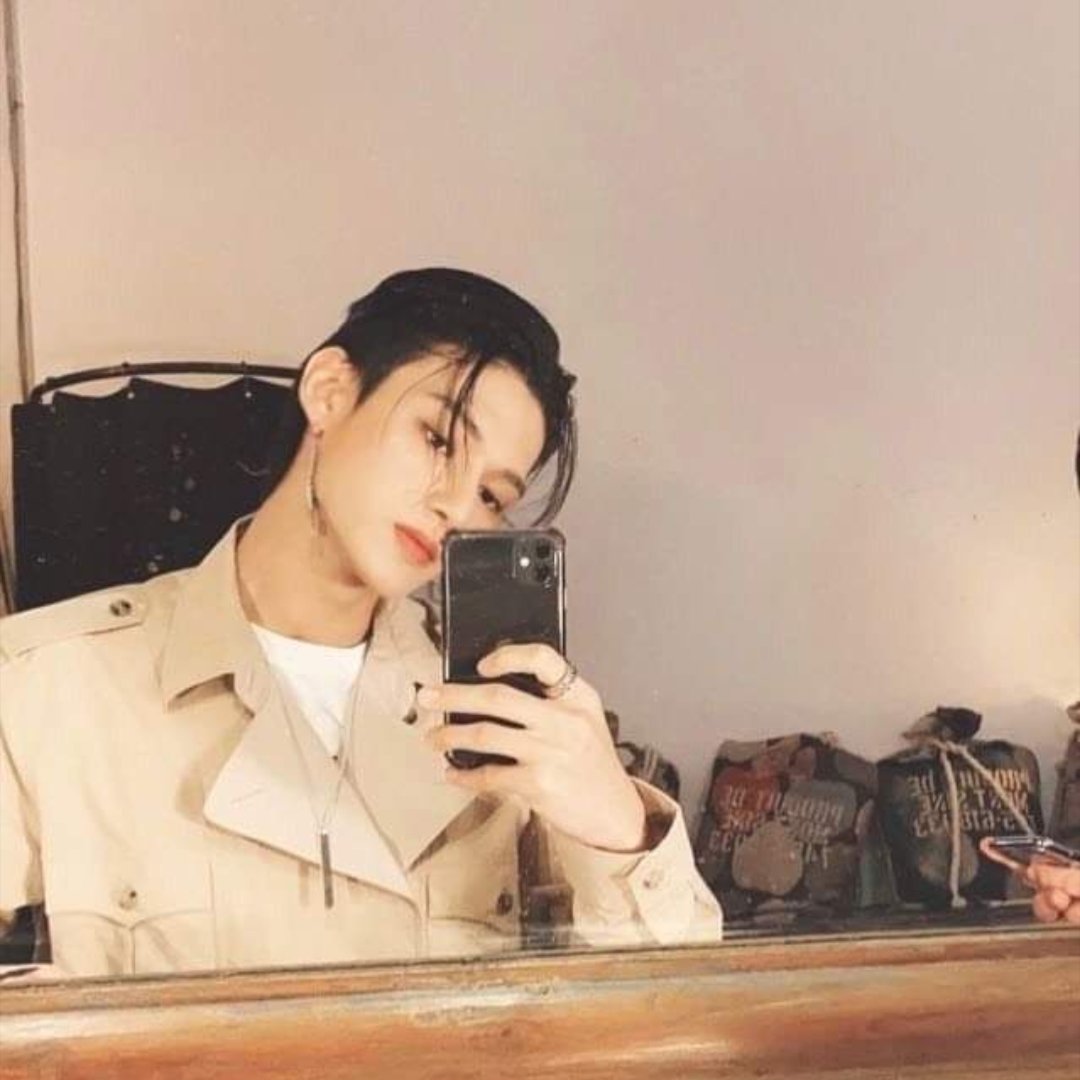 fvrtcreature's tweet photo. ᴍᴏsᴛ ғᴀᴠ ᴡᴏᴏ ᴍɪʀʀᴏʀ sᴇʟᴄᴀ🔥
𝑣𝑠 ᵐʸ ᵇᵒʳᵉᵈ ᵐⁱʳʳᵒʳ ˢᵉˡᶜᵃ🤦♀️
#WOOYOUNG #boredme https://t.co/NfZ5UtkNMC