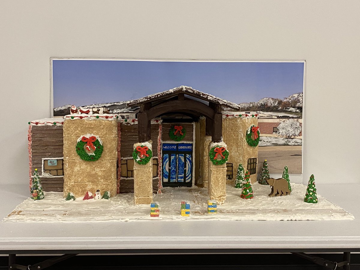 OGGrizzlies's tweet photo. Magic is in the air at Oak Grove this morning thanks to this special delivery by our retired lunch lady, Miss Joyce! Stop by OG sometime soon to see this gingerbread rendition of our school! #OGGrizzlies #WEareSJSD #GingerbreadMagic https://t.co/E3SJfEeXEP