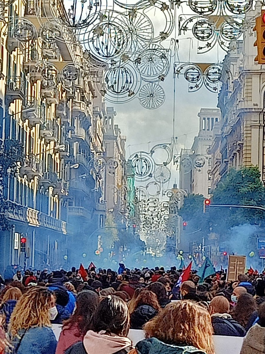 plataforma117's tweet photo. Manifestació multitudinària a Barcelona. Seguim lluitant pel que és just i no pararem fins aconseguir-ho! ✊#lesquehisomensquedem #FixesaJa #vagasectorpublic30N #noIcetazo https://t.co/ceKlRSfVbb