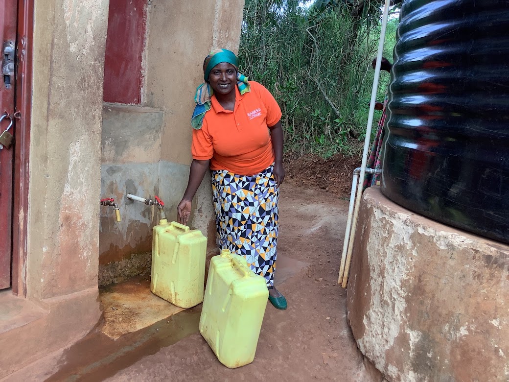 ggrassroots's tweet photo. Happy #GivingTuesday! It's thanks to support like yours that we've been able to reach over 210k people over the last 15 yrs, of which 90k have received access to clean water. Please consider donating here: https://t.co/aaLsoxpw14 And THANK YOU! #mindfulleadership https://t.co/7xeJKm4dGl
