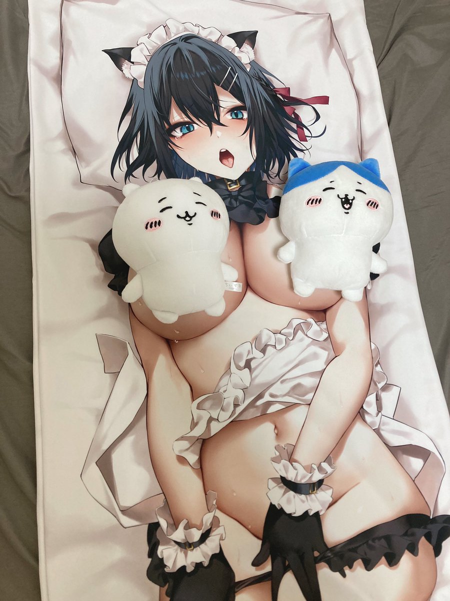 ドクアル診療所さんから抱き枕のサンプルいただきましたー!
でかーい!本当に女の子の身長分の大きさある!!!すごい!
とても綺麗に印刷されてて感動です!
生地もサラサラもちもちで触り心地がいい…👼💗 