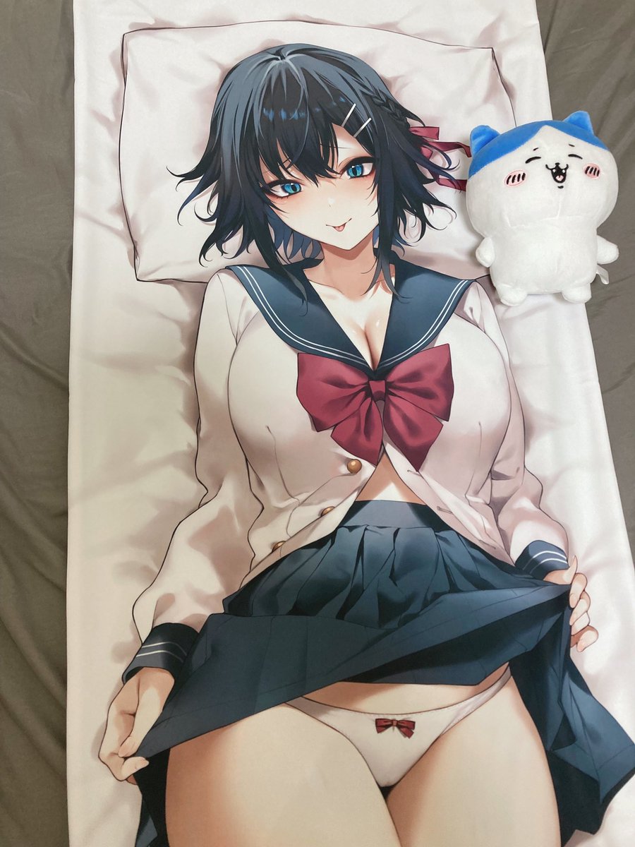 ドクアル診療所さんから抱き枕のサンプルいただきましたー!
でかーい!本当に女の子の身長分の大きさある!!!すごい!
とても綺麗に印刷されてて感動です!
生地もサラサラもちもちで触り心地がいい…👼💗 