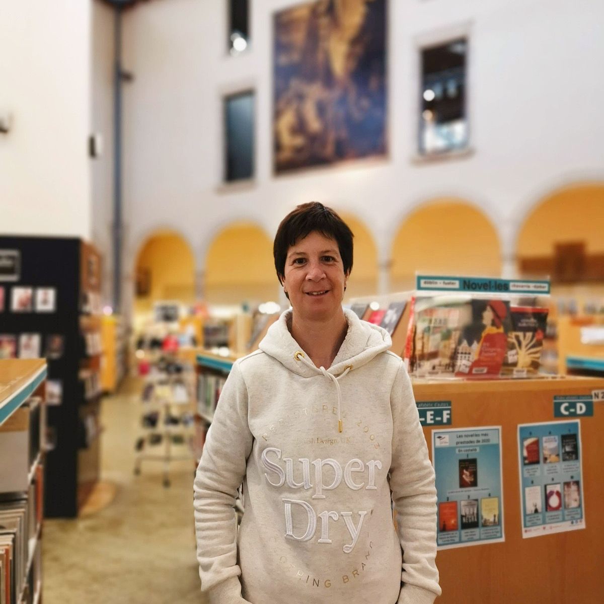 flicfestival's tweet photo. Ester Farrés, directora de la @BibliotecaVicJT, recomana lectures als joves de l’Institut de Vic fins al 10/12, en el marc del #FLICvic! Segueix totes les recomanacions a 👉 https://t.co/ye3Ut2Uqg8
#ReadOnEu #BookAdvising https://t.co/k9TEzq9Pih