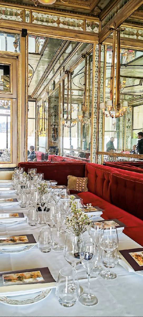 Rendez-vous du mardi au samedi au Grand Véfour 👇🏼
🍽 déjeuner
☕️ tea time 
🍸cocktail hours
🥘 dîner 
Réservation au 01 42 96 56 27 ☎️
#byguymartin #grandvefour #paris