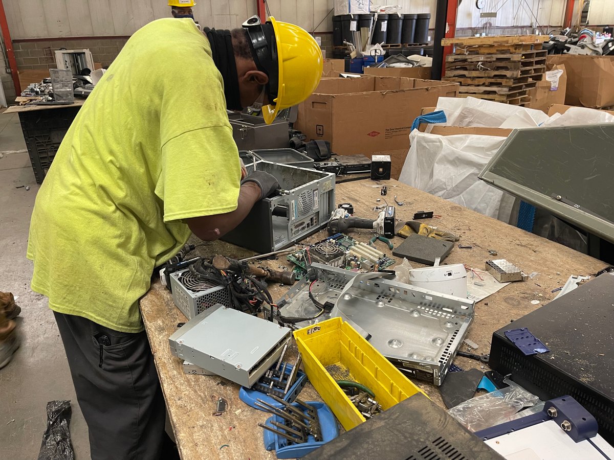 RecycleForce's tweet photo. It's #GivingTuesday, and we need your help! Support RecycleForce on Giving Tuesday with an online donation. Here at #RecycleForce, we're creating a stronger civil society and increasing public safety through job creation and recycling. Donate now: https://t.co/BK7EyoAM95 https://t.co/ljZ0IJikSD