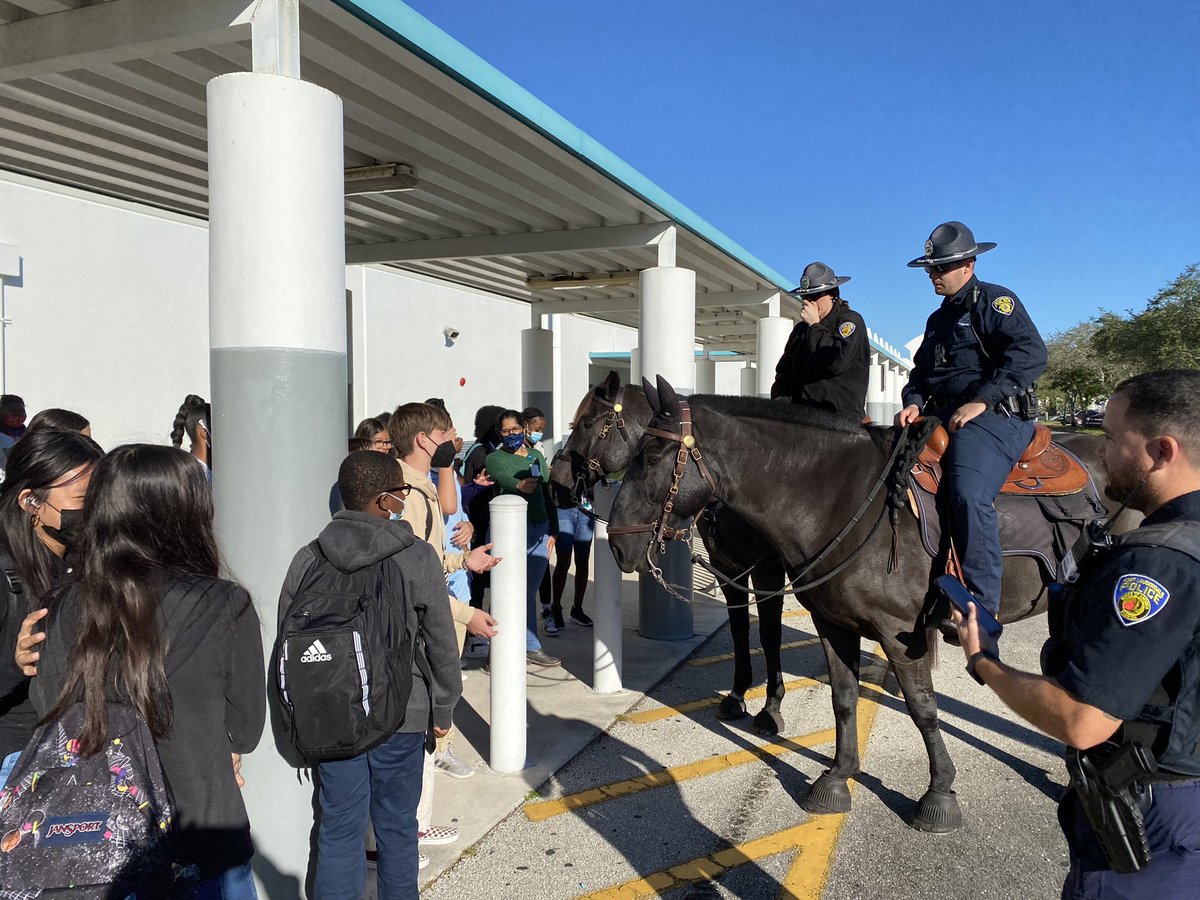 NewRiverMiddle's tweet photo. Always a nice morning when @ftlauderdalepd comes by on their horses! The students loved it! https://t.co/cDYIPQ81ai
