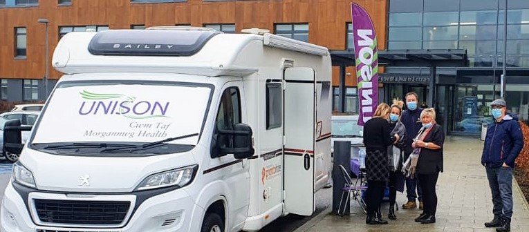 UNISONWales's tweet photo. Cwm Taf Health branch flying the flag for members in Merthyr Tydfil.
Talking about low pay in the NHS and problems recruiting staff.
#ClappingIsNotEnough #NHS #NHSpay @UNISONOurNHS https://t.co/ZdSP9nI8xZ