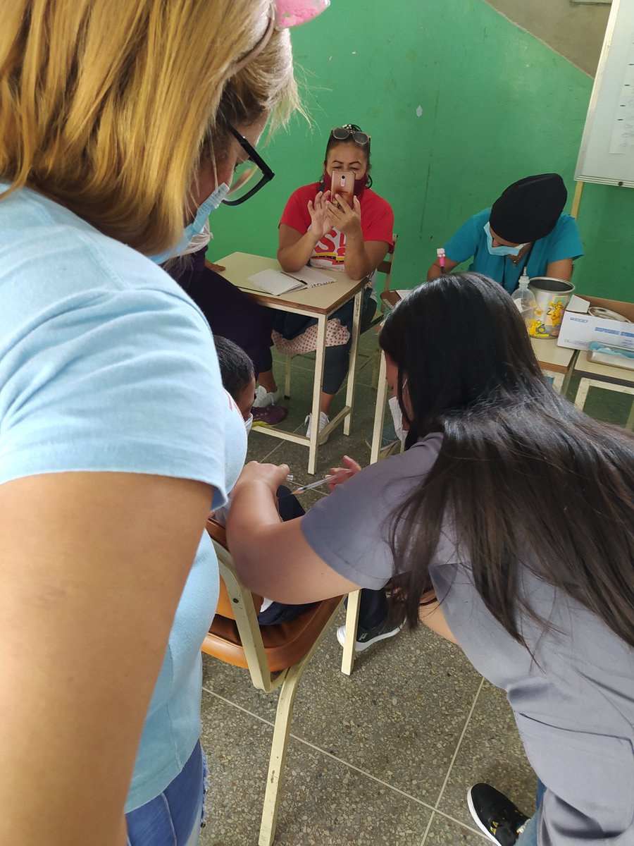 CbitSantosMiche's tweet photo. Jornada de Vacunación Soberana en la U.E.N Eduardo Assef Raidi para niños de 2 a 11 años. @FundabitAragua @pedrogordon2121 @Antonietaprens1 https://t.co/KYIF62oqf0