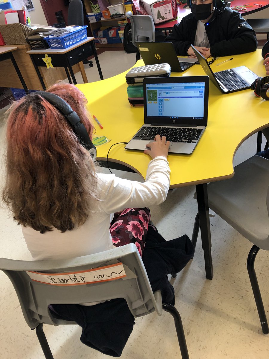 smleblanc40's tweet photo. Teachers learning, kids coding, kids helping others @GreenfieldCB #cbvrcetechtweet #digitalcitizenship #coding https://t.co/CalRowWm5q
