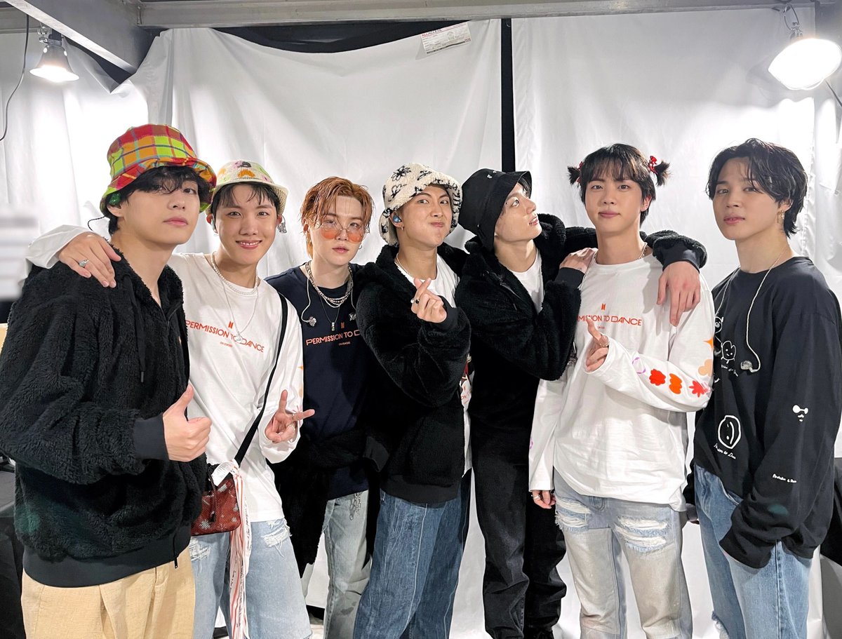 BTS_MagicShopEc's tweet photo. 🗳️ I vote for #bts as Worldwide Fan’s Choice Top 10 at the #MAMAVOTE  @BTS_twt https://t.co/RlKFxWApeK