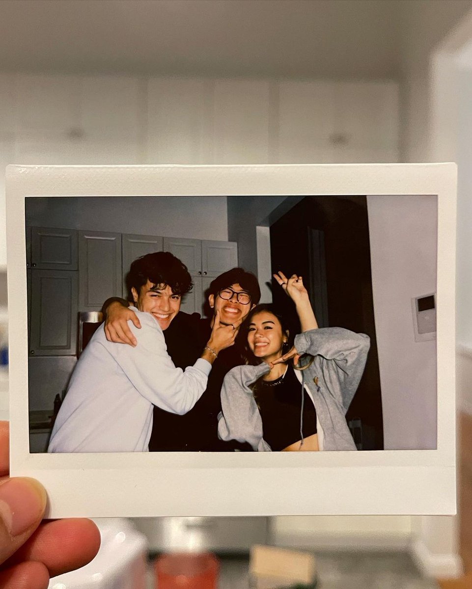 aaaashleyk's tweet photo. I am blessed to have these amazing people who always surround me with positive vibes; just loving how much comfortable we are around each other is another thing I feel extremely grateful for. Cheers to our friendship! 💗 https://t.co/PvI4SqUEPC
