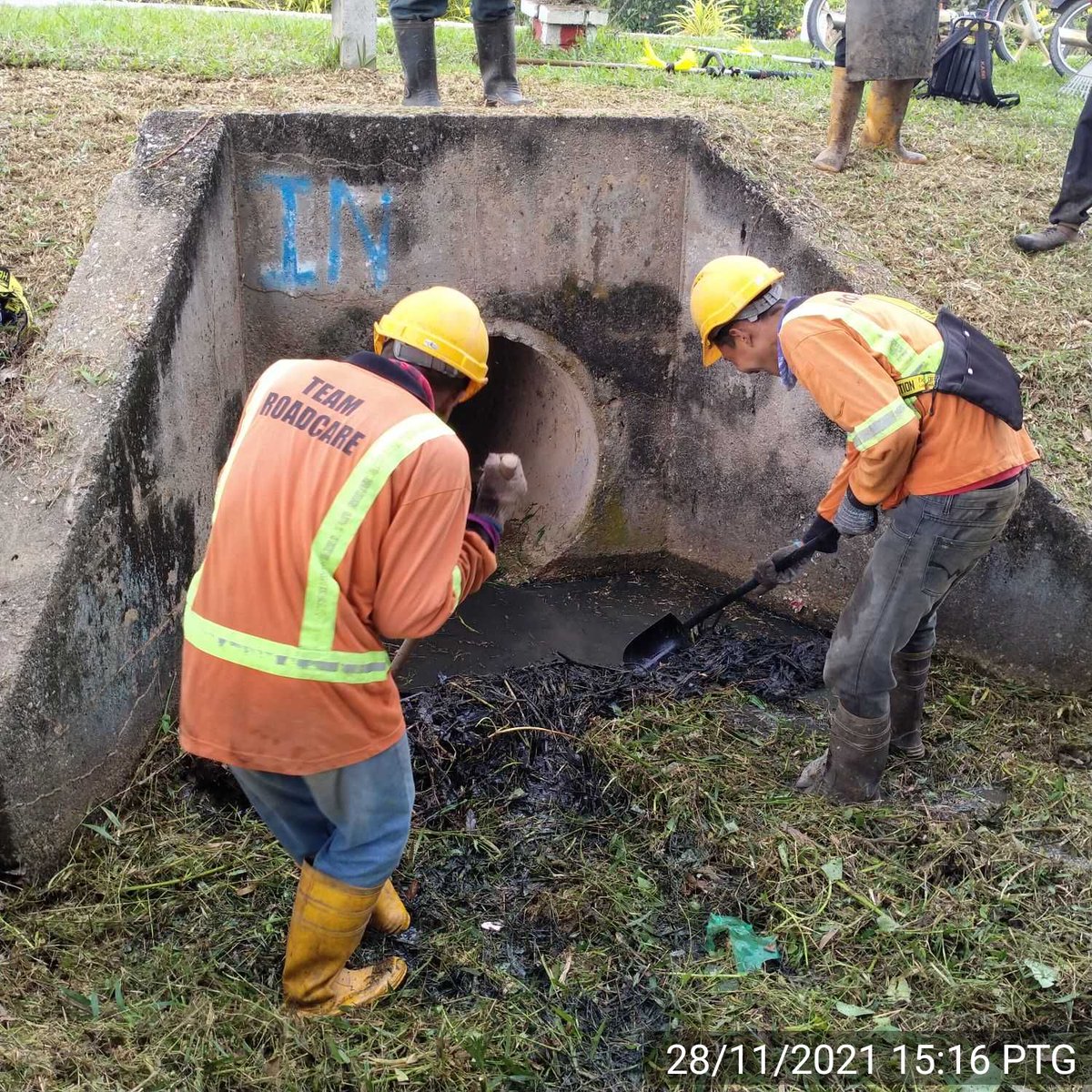 RcBentong's tweet photo. #teamroadcare kerja bersih #pembetung #RO5 di FT1504 FeldaTersang
@MOWorks @JKRMalaysia @ZTTCSFJ @JKRPAHANG @JKR_Raub @dzakir76 @Roadcare_HQ @Roadcare_Phg https://t.co/Tqi45RHyce
