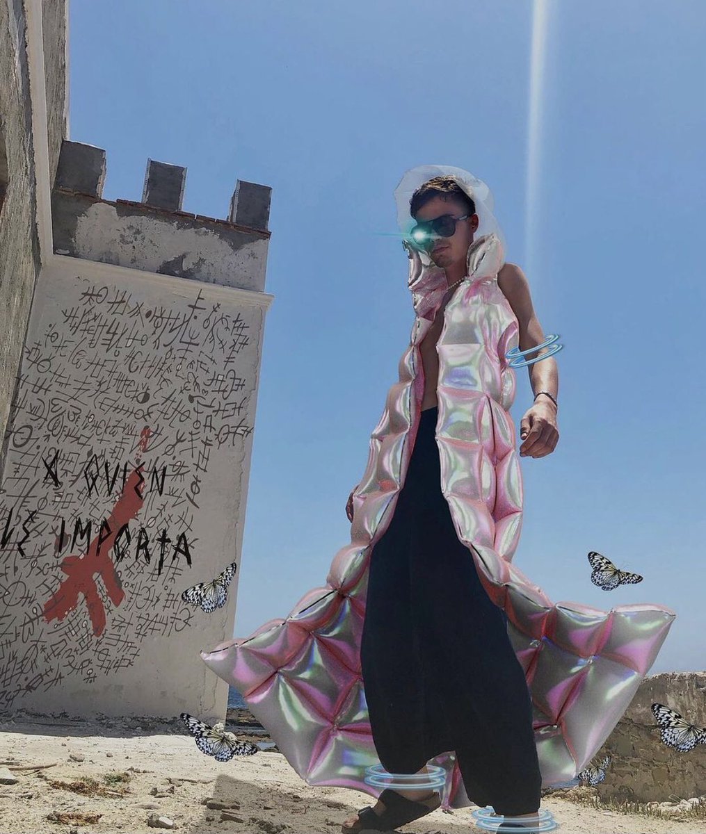 offtherailsmag's tweet image. Thoughts on digital fashion? Would you purchase a metalook? 🛸

Images via @dressxcom 

#metalook #digitalfashion #digitalart