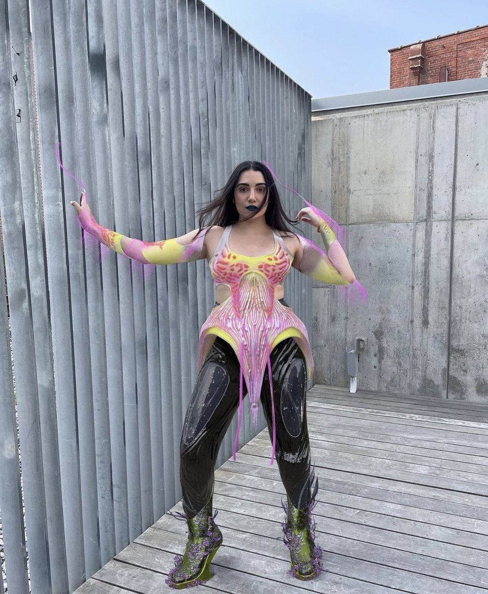 offtherailsmag's tweet image. Thoughts on digital fashion? Would you purchase a metalook? 🛸

Images via @dressxcom 

#metalook #digitalfashion #digitalart