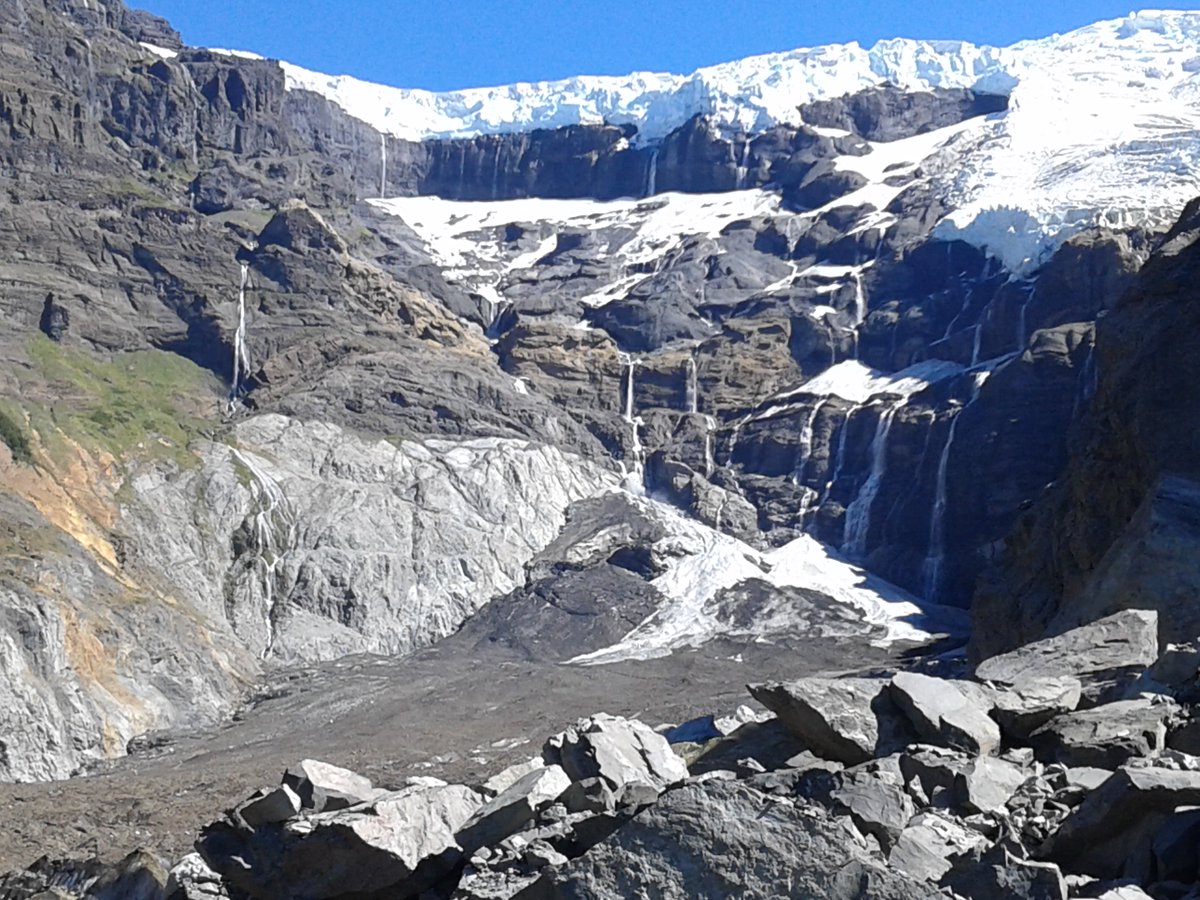 Limn0Lab's tweet photo. El lago Frias, un lago proglaciar, que sigue en contacto con el glaciar que le dio origen. A partir del año 2009 ha crecido exponencialmente y actualmente el #LimnoLab lo monitorea periodicamente. Interesante lectura relacionada con su dinamica: https://t.co/YrYdHwWXau https://t.co/B6uops1ell
