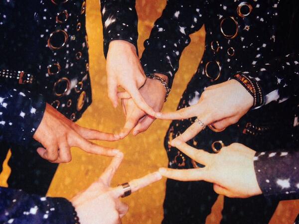mintjaehwan's tweet photo. rabin always crossing fingers for their star sign..brb crying https://t.co/jt6bPqdIjo