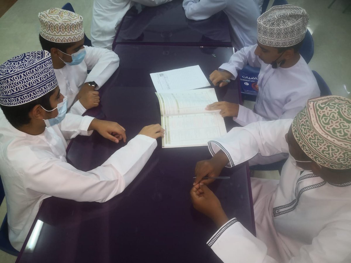 EduGovSbt3215's tweet image. طبق الأستاذ يوسف الشبيبي أخصائي التوجيه المهني نشاطا تدريبيا يهدف إلى مساعدة الطلبة في اختيار المواد الدراسية، حيث قام بتقسيم الطلبة الى مجموعات ومن ثم اعطاء كل مجموعه مواد دراسية معينه وعلى كل مجموعه البحث عن التخصص الجامعي المناسب لتلك المواد من دليل الطالب للقبول الموحد.