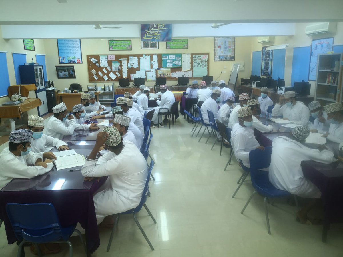 EduGovSbt3215's tweet image. طبق الأستاذ يوسف الشبيبي أخصائي التوجيه المهني نشاطا تدريبيا يهدف إلى مساعدة الطلبة في اختيار المواد الدراسية، حيث قام بتقسيم الطلبة الى مجموعات ومن ثم اعطاء كل مجموعه مواد دراسية معينه وعلى كل مجموعه البحث عن التخصص الجامعي المناسب لتلك المواد من دليل الطالب للقبول الموحد.